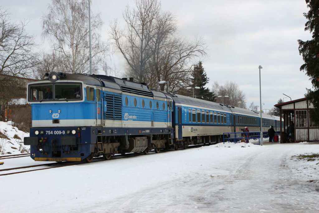 Zug der České Dráhy, blauer Zug im Schnee